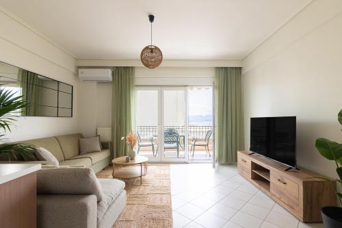 Loutraki Seaview Apt - 2BR, Terrace & BBQ I Beach in Loutraki