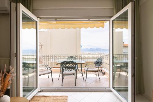 Loutraki Seaview Apt - 2BR, Terrace & BBQ I Beach in Loutraki