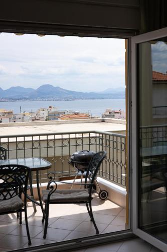 Loutraki Seaview Apt - 2BR, Terrace & BBQ I Beach in Loutraki