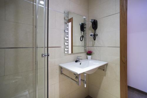 Hostal Drassanes - image 8