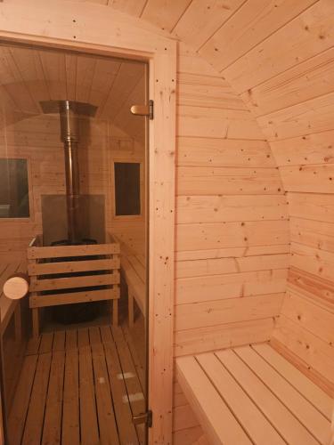 Moun Bolton Cabin 'Chester' in Mooncoin Village