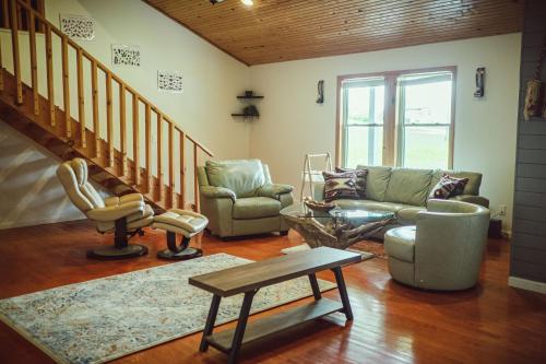 Resting Point - Hot Tub, Firepit, Spacious 4-BR Home, Rogers (foto 6)
