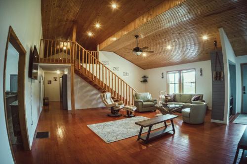 Resting Point - Hot Tub, Firepit, Spacious 4-BR Home, Rogers (foto 2)
