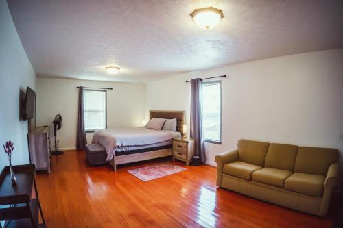 Resting Point - Hot Tub, Firepit, Spacious 4-BR Home, Rogers (foto 10)