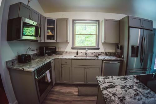 Resting Point - Hot Tub, Firepit, Spacious 4-BR Home, Rogers (foto 8)