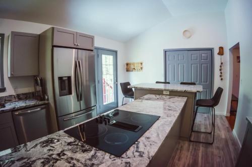 Resting Point - Hot Tub, Firepit, Spacious 4-BR Home, Rogers (foto 9)