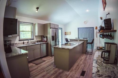 Resting Point - Hot Tub, Firepit, Spacious 4-BR Home, Rogers (foto 7)