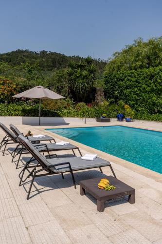 スイミングプール, HostWise - Modern Villa & Shared Pool in Paredes in ペアデス