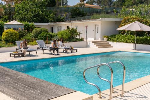 スイミングプール, HostWise - Modern Villa & Shared Pool in Paredes in ペアデス