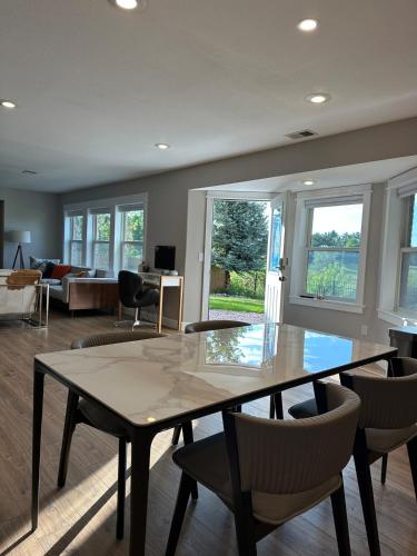 Létesítmények, Entire Private Garden-Level Retreat in Algonquin Acres