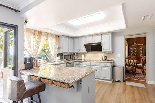 Los Angeles - Centrally located between Disneyland Universal Studios Beverly Hills and Downtown LA M in 哈仙達崗