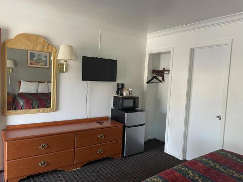 Lark Motel Willits - image 9