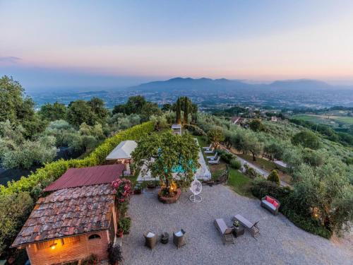 Villa with Pool and Vineyard Views, Lucca (fotografie 8)