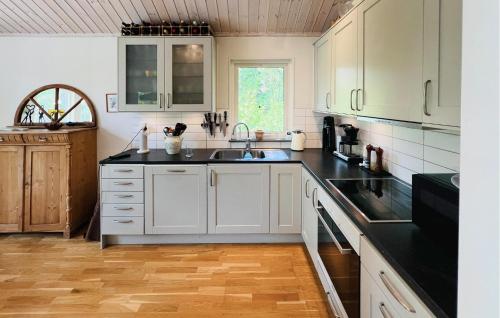 virtuve, Gorgeous Home In Norrtälje With Wifi (Gorgeous Home In Norrtalje With Wifi) in Marholmen