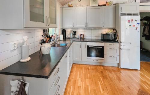 virtuve, Gorgeous Home In Norrtälje With Wifi (Gorgeous Home In Norrtalje With Wifi) in Marholmen