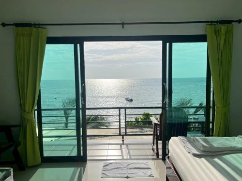 Deluxe Room with Sea View image 9
