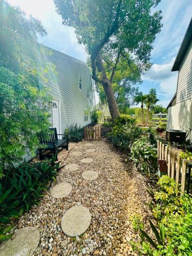 Serenity Gardens private guest suite in Historic Lutz in Lutz (FL)