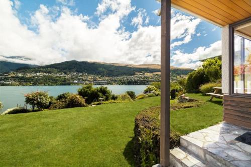 Apartment with Lake View