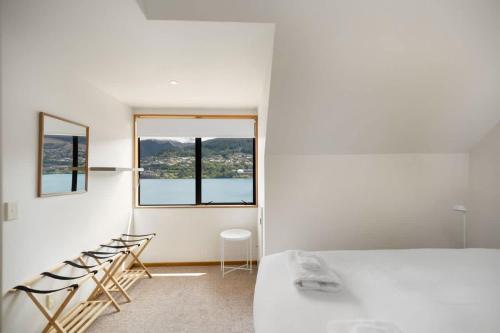 Lakefront Cottage - image 12