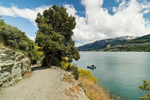 Lakefront Cottage - image 11