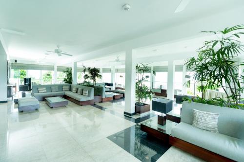 فندق توباز (Topaz Hotel) in انيواتا