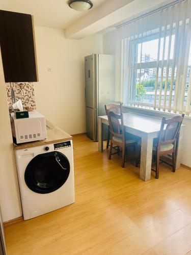Kitchen, Small flat, great location in Prague 16