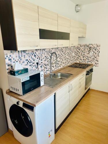 Kitchen, Small flat, great location in Prague 16