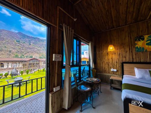 A környék, Euphoric Tiger Resort in Sinduri