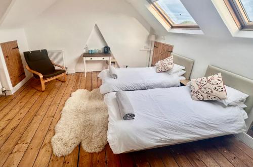 1 queen bed, 1 twin bed