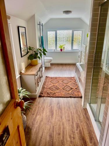 Bathroom, The Dragonfly Guesthouse - SELF CATERED in Glastonbury