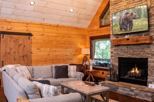 NEW BUILD Toccoa River Mist Riverfront Property w Hot Tub Firepit More in Blue Ridge, USA