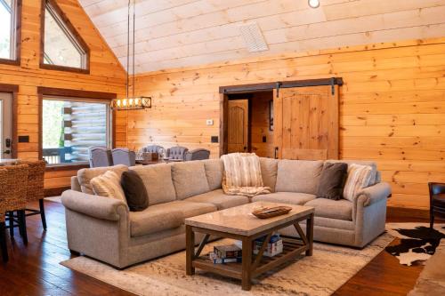 NEW BUILD Toccoa River Mist Riverfront Property w Hot Tub Firepit More in Blue Ridge, USA