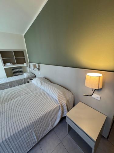 1 queen bed, 1 twin bed