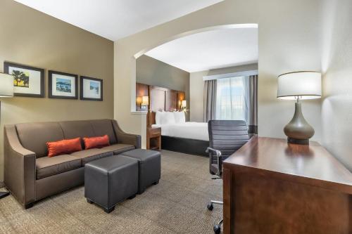 1 queen bed, 1 sofa bed