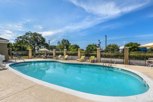 Comfort Suites Myrtle Beach Central - image 11