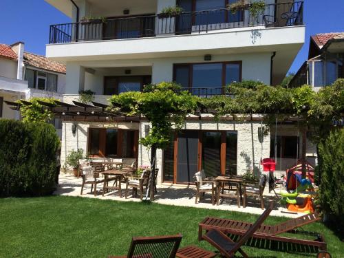 Сад, Guest House Balchik Hills in Балчік