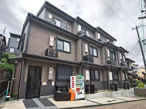 Home in Kyoto kiyomizu, city walk 5 minutes Kiyomizu Temple, washmachine, kitchen, TV in room&bathroom, Kjóto