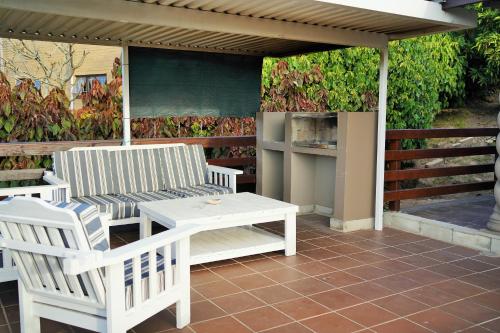 Breeze & Bliss Beach House 300m Walk to the Beach! in 彭寧頓