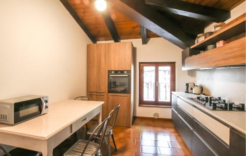 廚房, Nice Home In Fraz Azzida With Wifi in 聖皮耶特羅阿爾納蒂索內