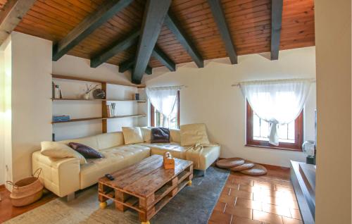 Nice Home In Fraz Azzida With Wifi in 聖皮耶特羅阿爾納蒂索內