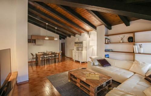 Nice Home In Fraz Azzida With Wifi in 聖皮耶特羅阿爾納蒂索內