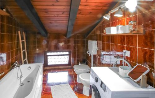 浴室, Nice Home In Fraz Azzida With Wifi in 聖皮耶特羅阿爾納蒂索內
