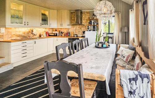 kuchyně, Amazing Home In Edland With Sauna in Edland