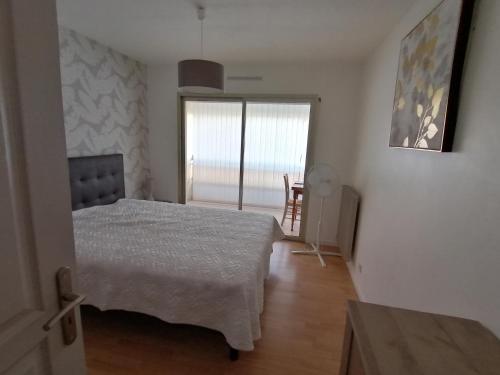air-conditioned apartment with pool plus beach shuttle in Notre Dame des Vignerons