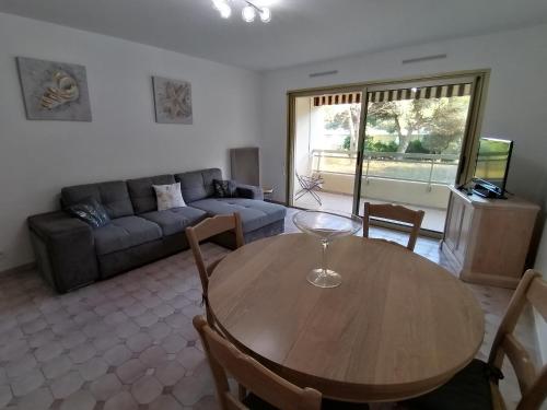 Skupni salon/TV območje, air-conditioned apartment with pool plus beach shuttle in Notre Dame des Vignerons