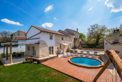 Villa Milena, a Rustic Summer Haven with Pool, Pets Welcome! – khách sạn tại Kanfanar