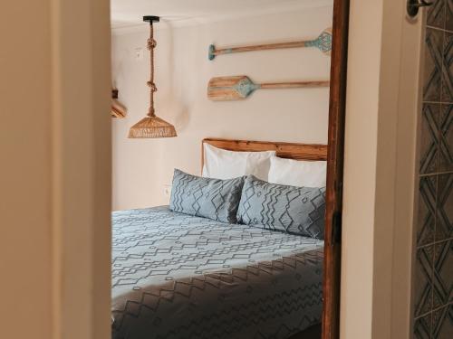 1 queen bed, 1 bunk bed