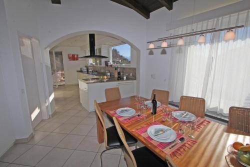 Casa Serena, 4-Zimmerwohnung by HolAp SA in Brione sopra Minusio