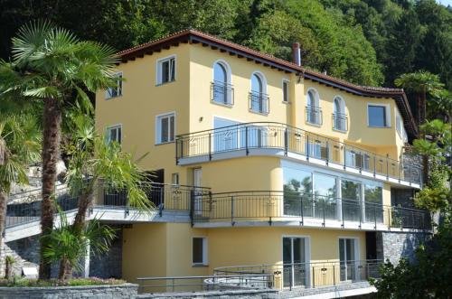 Casa Serena, 4-Zimmerwohnung by HolAp SA in Brione sopra Minusio