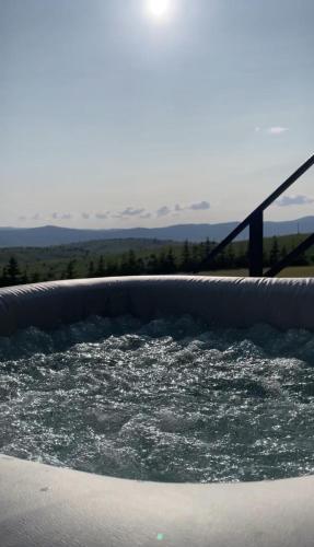 热水浴池, Container House Kod Čupe (Container House Kod Cupe) in 库普雷斯